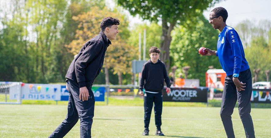 Begeleider en jongere in gesprek